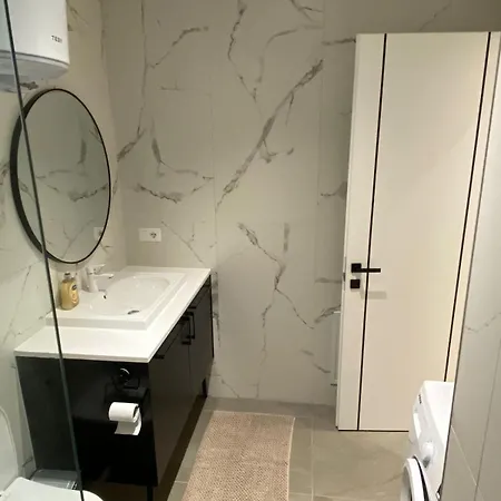 Tirana Stay Suites * טיראנה